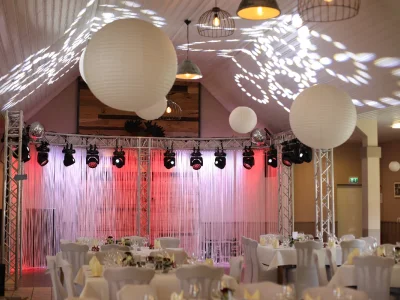 Großer Festsaal im Landgasthaus Splietker mit Bühne und Tanzfläche