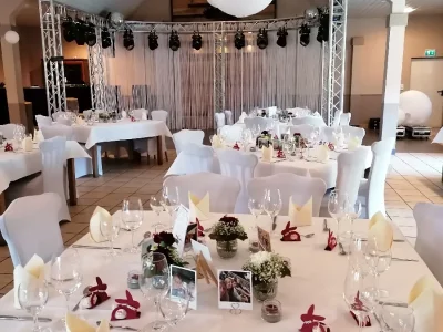 Großer Festsaal im Landgasthaus Splietker mit Bühne und Tanzfläche