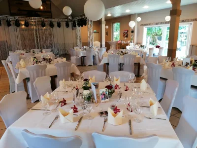 Festlich eingedeckte Tische im Festsaal